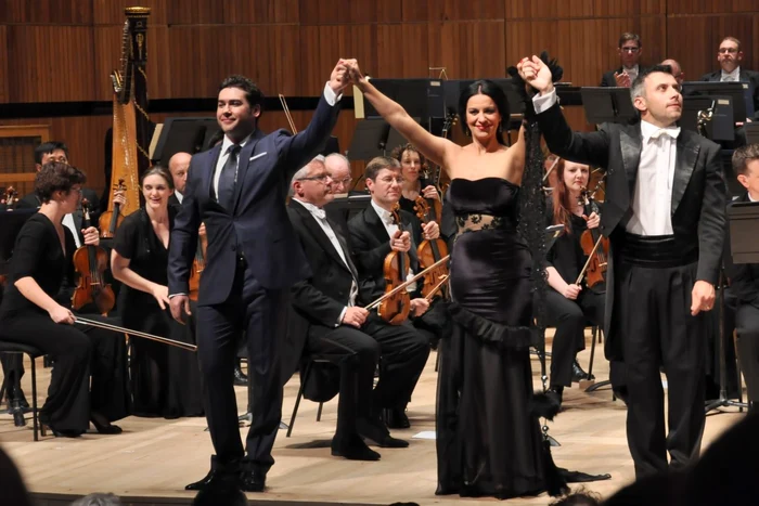 Soprana Angela Gheorghiu (centru), alături de tenorul Teodor Ilincăi (stânga) şi dirijorul Tiberiu Soare (dreapta), după concertul de la Royal Festival Hall din Londra