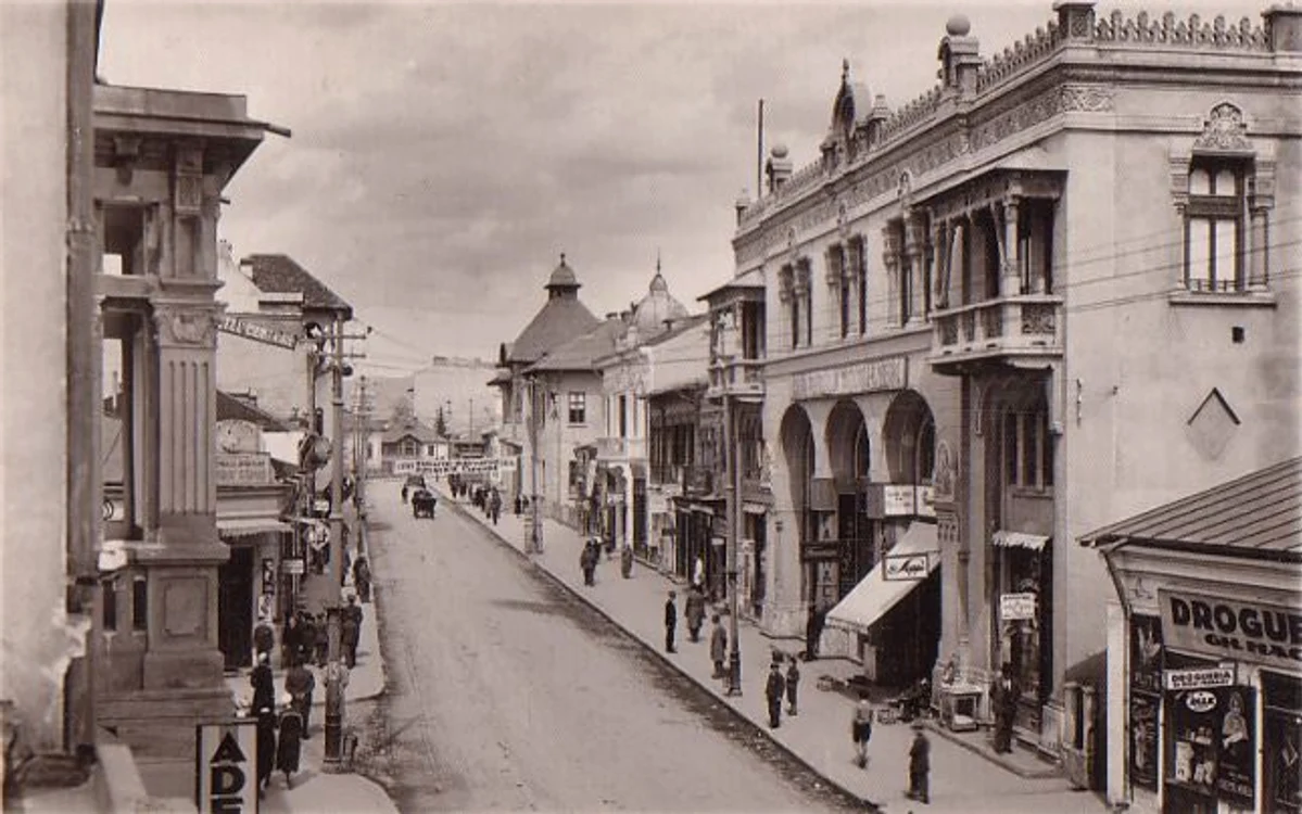 Strada principală din oraşul cu cei mai mulţi intelectuali şi cu cele mai multe cârciumi la mia de locuitori, în perioada interbelică FOTO primariacampina.ro