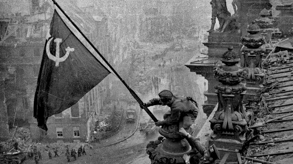 Calendar 2 mai: 1945   Căderea Berlinului: Generalul Helmuth Weidling a semnat predarea capitalei germane către Armata Roșie jpeg