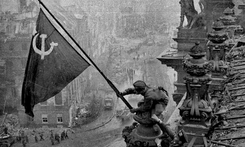 Calendar 2 mai: 1945   Căderea Berlinului: Generalul Helmuth Weidling a semnat predarea capitalei germane către Armata Roșie jpeg