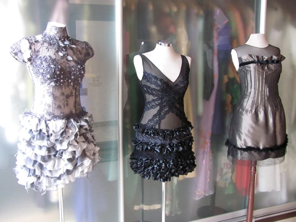 Orădencele poartă în noaptea de revelion rochii din dantelă cu pietre swarovski si mătase