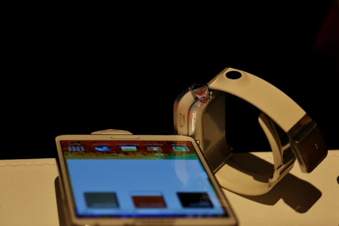 Galaxy Gear se prinde la mână şi se conectează la telefonul
Samsung. FOTO Răzvan Băltăreţu/Adevărul