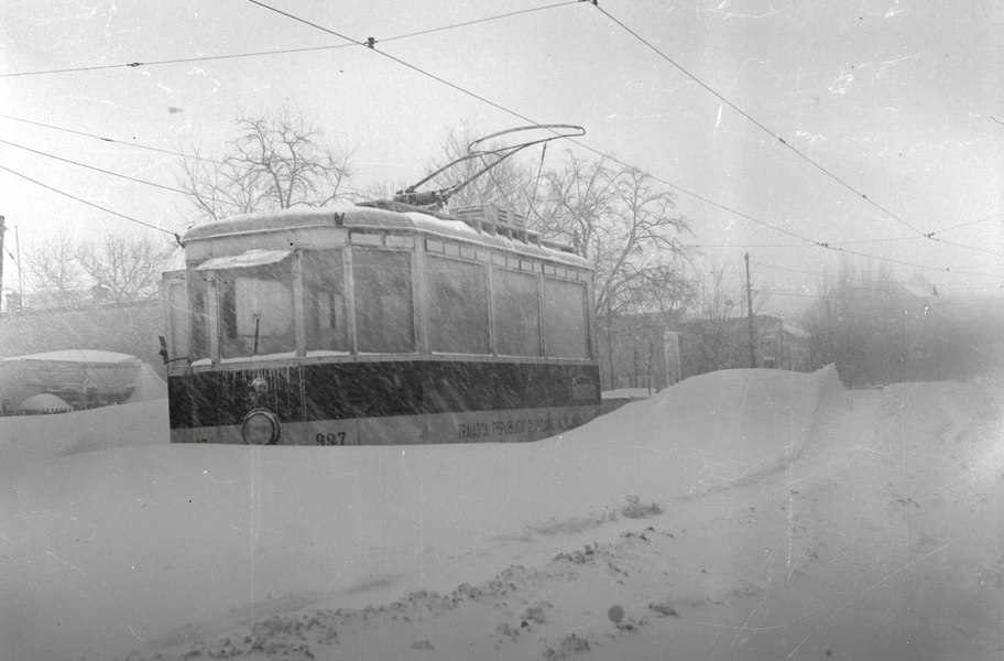 Cum au supraviețuit românii „marelui viscol“ din 1954, când zăpada era cât casa. Coșciugul lui Ionel Teodoreanu, transportat cu o sanie la cimitir VIDEO 