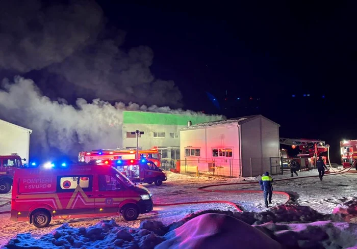 Incendiul a cuprins o fabrică de prelucrare a polistirenului FOTO ISU Cluj