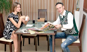 De când a depus actele  de divorţ, Iulia n a mai  ieşit din casă  Abia joi a  făcut o scurtă plimbare (FOTO: SORIN PUIU) jpeg