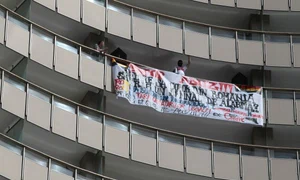 Bărbatul a pus un banner pe balconul la care se află jpeg