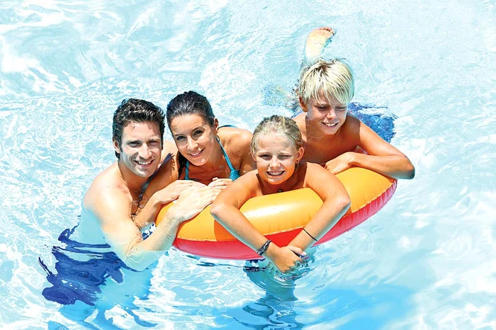 Cercetătorii au descoperit anumiţi compuşi chimici din apă care pot transforma o simplă bălăceală într-un coşmar