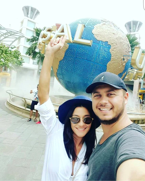 Solista şi afaceristul se distrează de minune