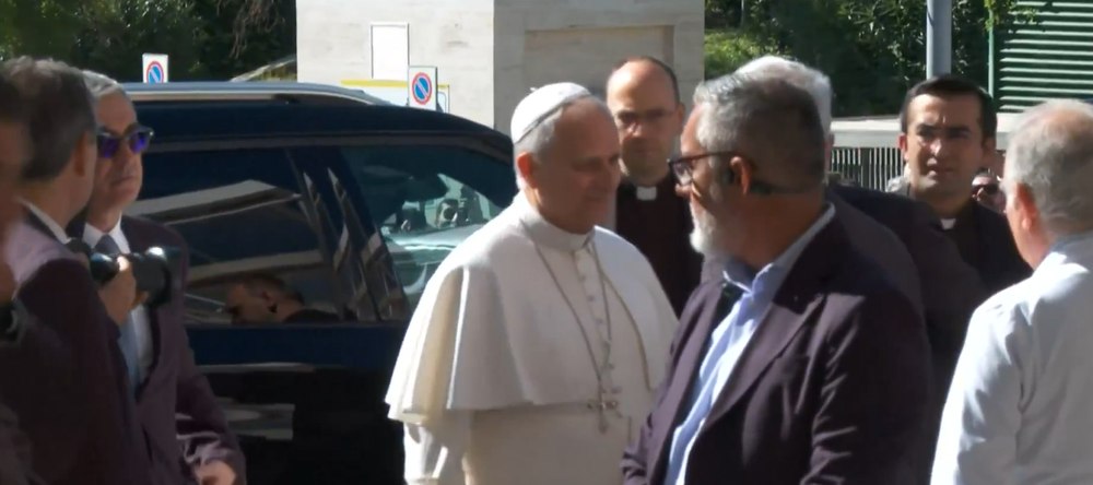 Papa Leon, internat la Roma pentru operația la plămân. Cât timp va rămâne în spital  
