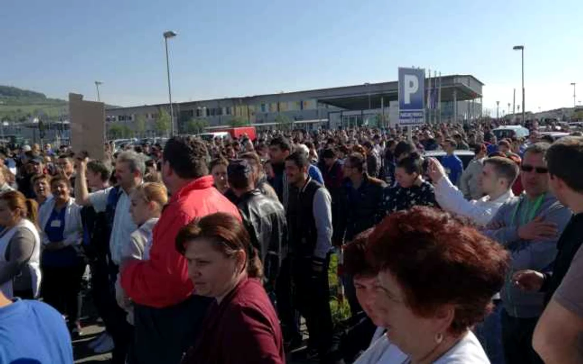 Mii de oameni participă la o grevă spontană în parcarea producătorului auto