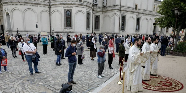 Slujba biserica Patriarhia Romana FOTO Shutterstock