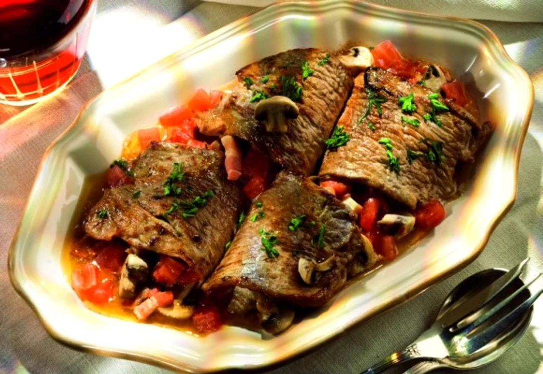 Antricotul de vită este delicios, servit cu ciuperci şi bacon!clickpoftabuna.ro