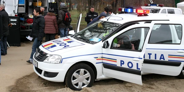 O maşină a politiei a urmărit prin mai multe localităţi, cu sirenele şi girofarele pornite, o autoutilitară furată (arhiva)