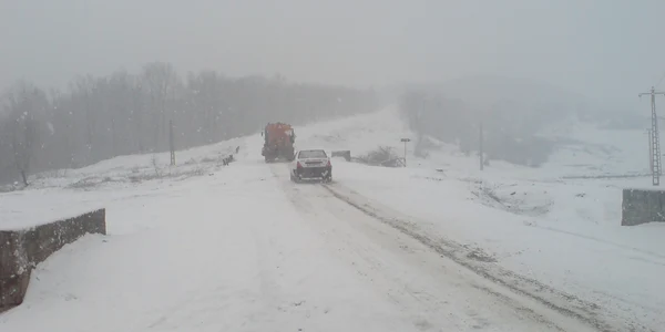 Mai multe drumuri judeţene au fost redeschise circulaţiei autovehiculelor (foto:arhivă)