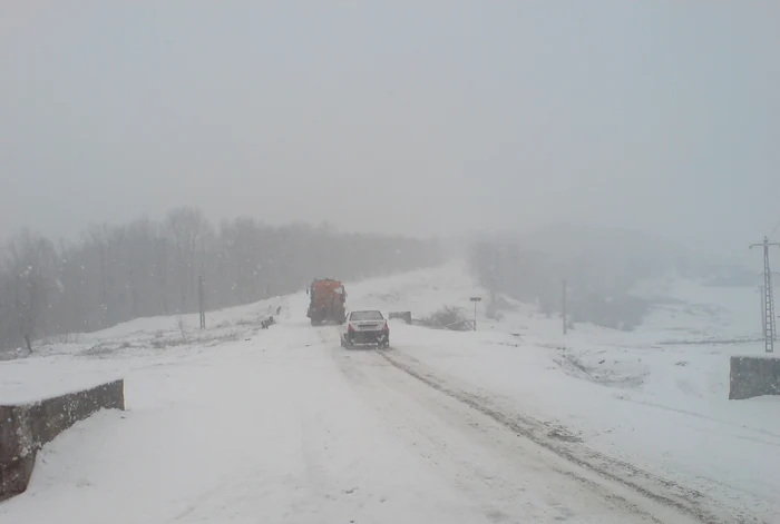 Pe drumurile din judeţ se circulă în condiţii de iarnă