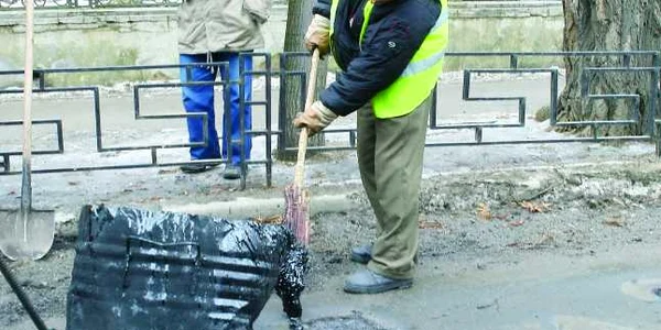 Angajaţii Citadin au peticit o groapa cu apa