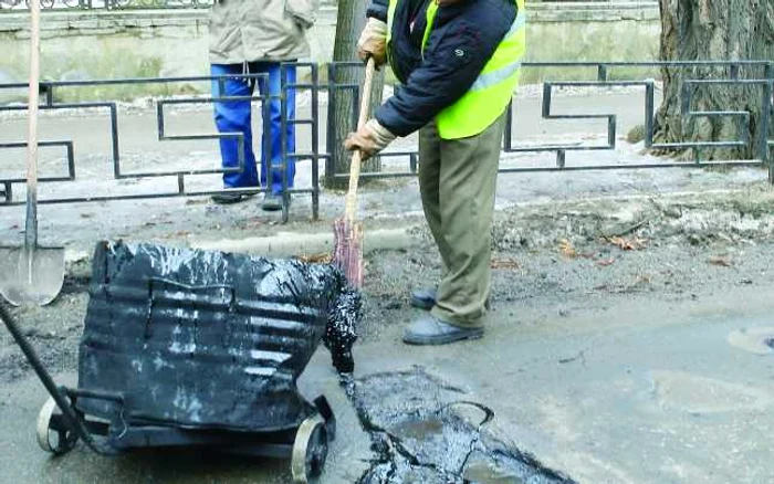 Angajaţii Citadin au peticit o groapa cu apa