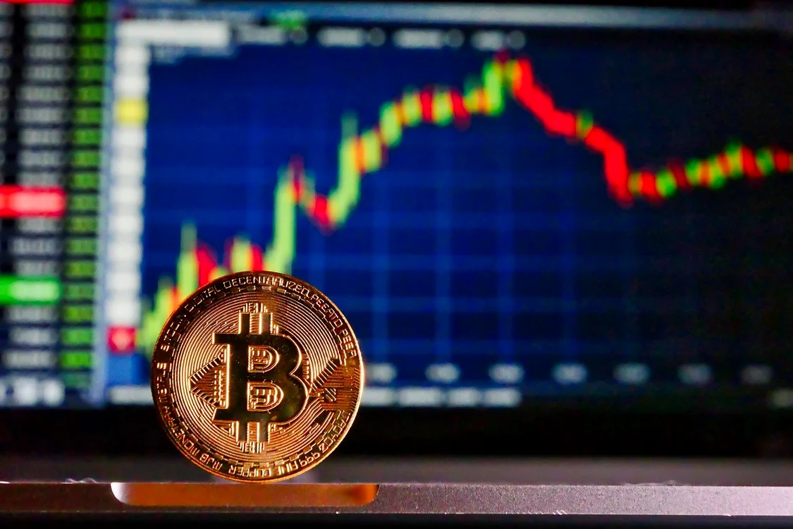 Grafic bursier care indică evoluția Bitcoin