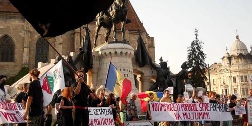 Clujenii au protestat împotriva distrugerii democrației în Piața Unirii
