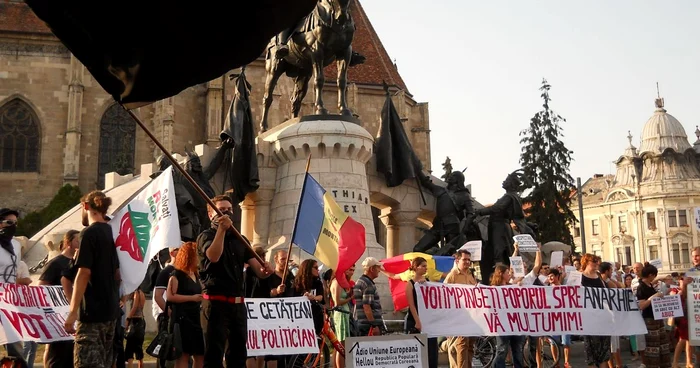 Clujenii au protestat împotriva distrugerii democrației în Piața Unirii