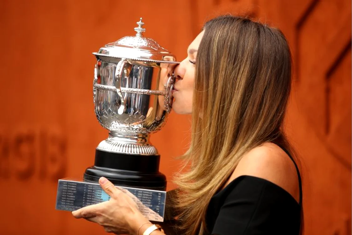 
    Simona Halep cu trofeul cucerit la Roland Garros 2018FOTO: Guliver/ GettyImage  