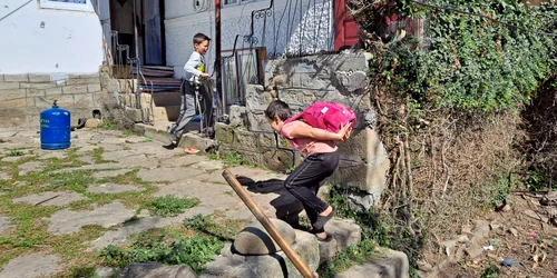 Copiii bucuroși după ce au primit ghiozdane FOTO Cătălin Marin jpg