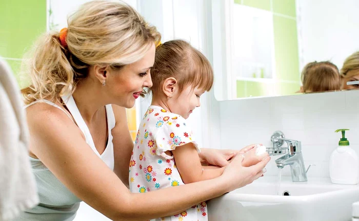 
    Copiii trebuie  învăţaţi de mici  să se spele  corect pe mâini  