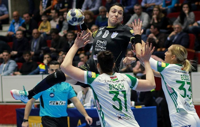 În tricoul CSMB-ului, Cristina Neagu s-a luptat cu vedetele de la GyorFoto: Marian Burlacu