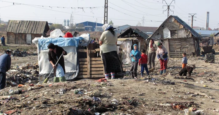 Romii din zona Craica au fost somaţi să-şi mute adăposturile în altă parte Foto: Adevărul