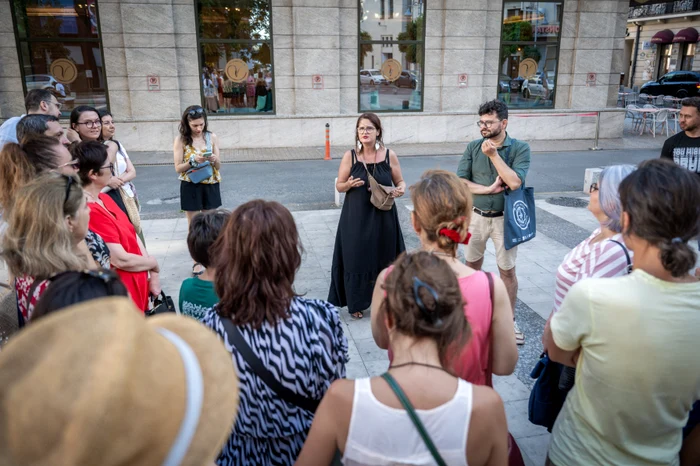 Tur ghidat pe Calea Victoriei, în apropiere de Cofetăria Capșa. FOTO: Harta Literară