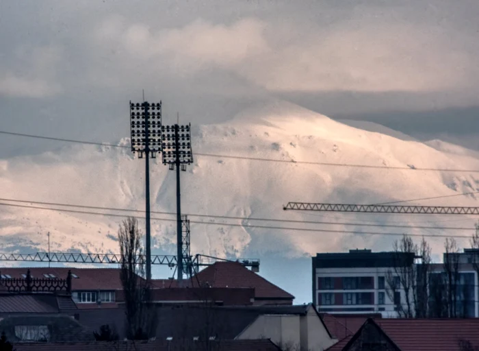 Cum se văd Munţii Banatului din Timişoara FOTO Răzvan Vitionescu