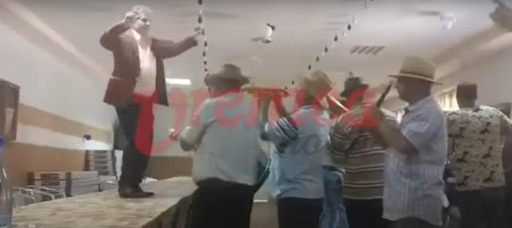 Primar din Vaslui surprins în timp ce dansează pe mese. Este judecat pentru fraudarea alegerilor din comună VIDEO