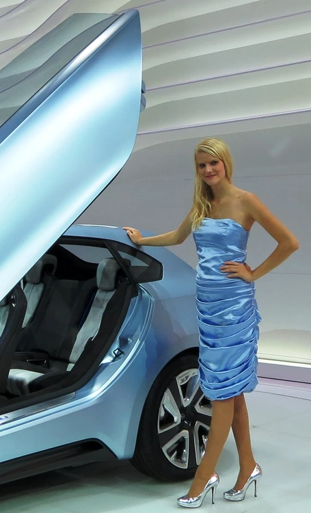 Duelul fotomodelelelor la salonul auto de la Frankfurt