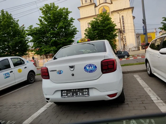 Taxiul lăsat fără plăcuţe