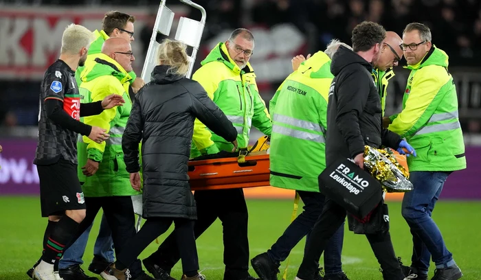 Bas Dost a beneficiat imediat de intervențiile medicilor celor două echipe (FOTO: EPA)