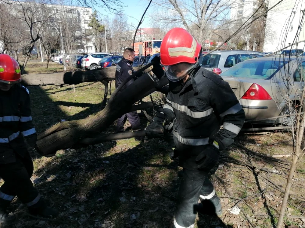 Pompier la intervenţie în Ploieşti FOTO ISU Prahova