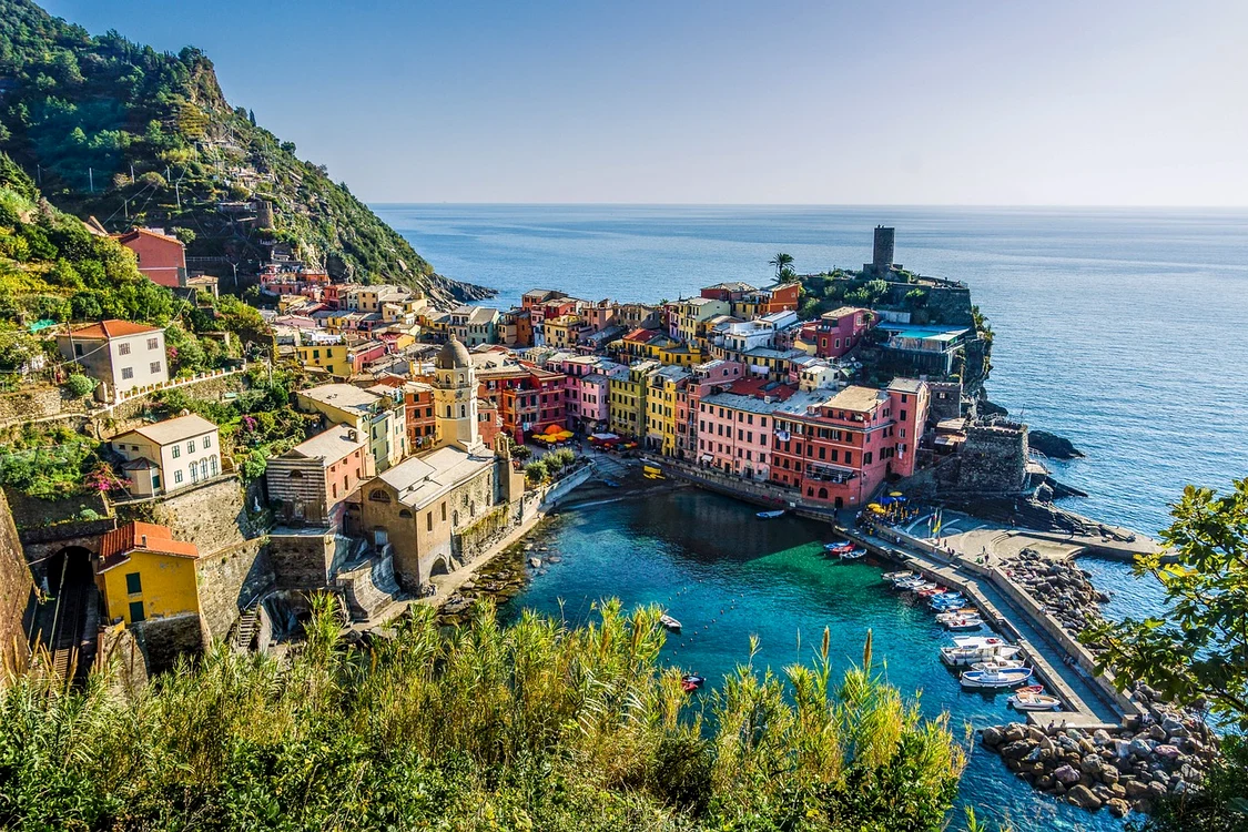 Pe potecile spectaculoase din Cinque Terre nu ai voie în șlapi / foto: Pixabay