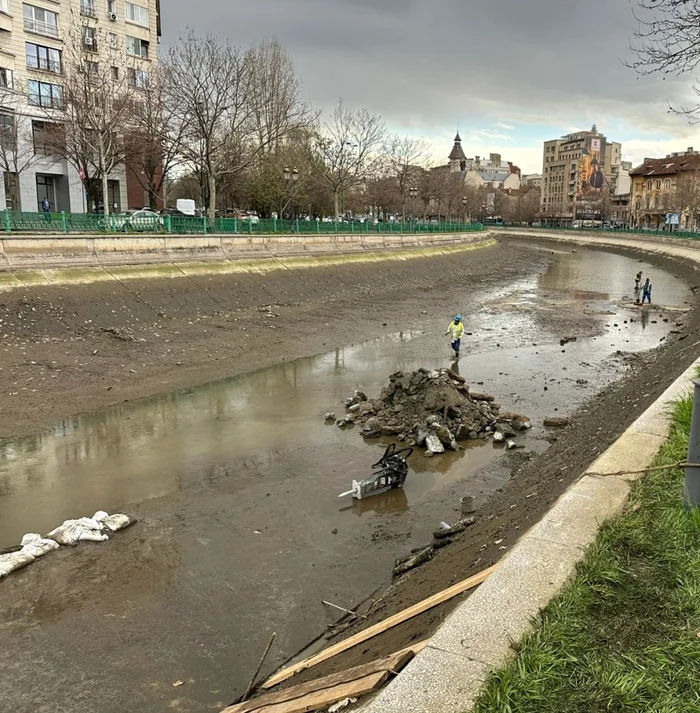 Muncitorii de la Apele Române în albia secată a Dâmboviței