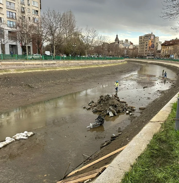 Muncitorii de la Apele Române în albia secată a Dâmboviței