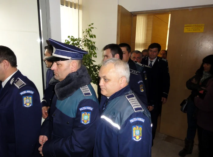 Poliţiştii de la Olt
au ieşit „cu coada între picioare” de la prezentarea bilanţului, şedinţa fiind ţinută
departe de ochii şi urechile ziariştilor pentru prima dată în ultimii ani (Foto: Mugurel Manea)