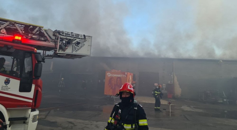 Incendiu uriaș la fabrica Fornetti din Timiș. Intervin aproape 80 de pompieri UPDATE