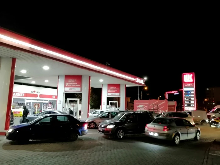 Coadă la benzinăria Lukoil