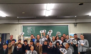 Handbalistele, alături de elevele din liceul japonez jpeg