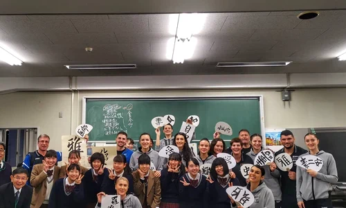 Handbalistele, alături de elevele din liceul japonez jpeg