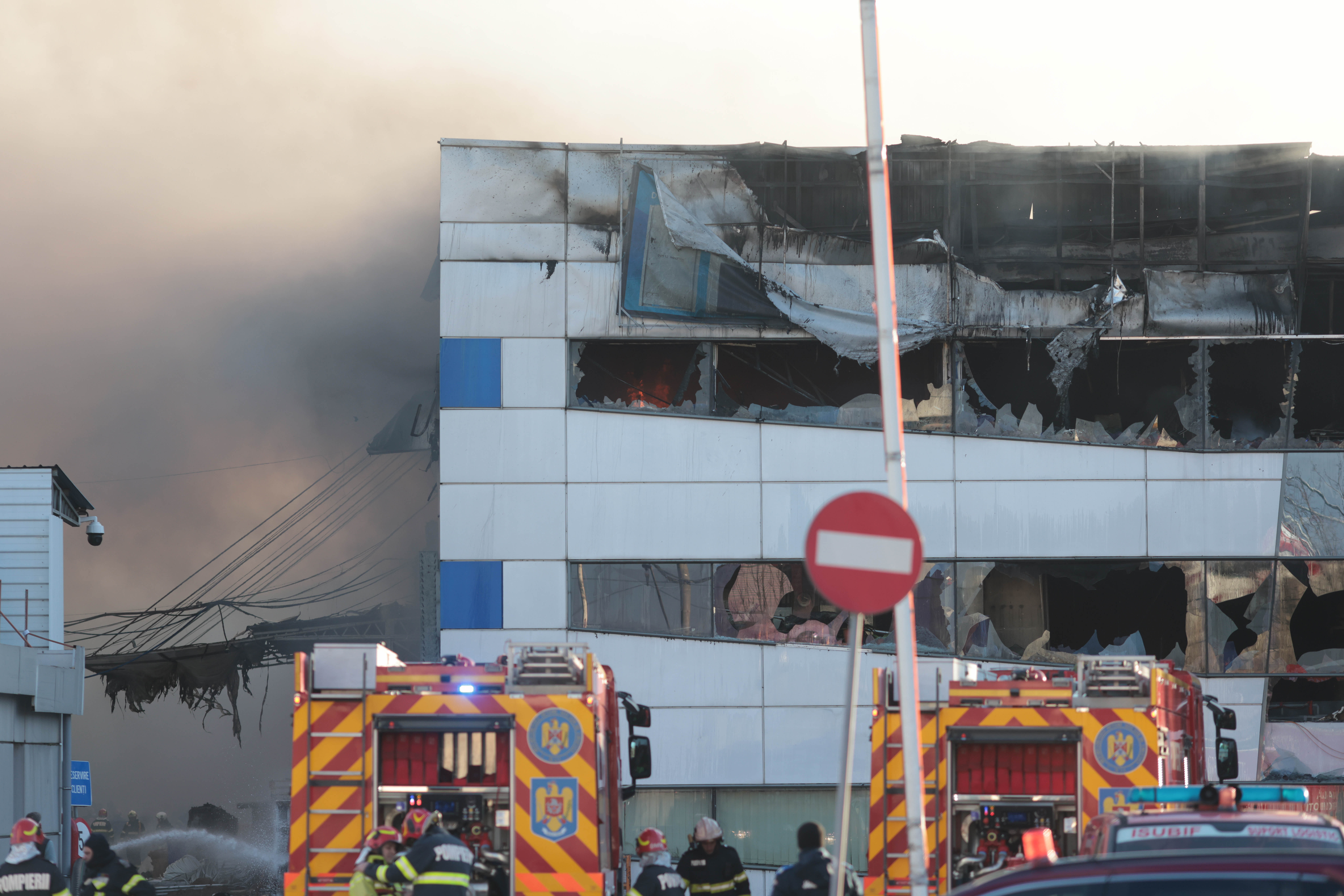 Incendiu puternic la un depozit din București: 16 autospeciale intervin ...