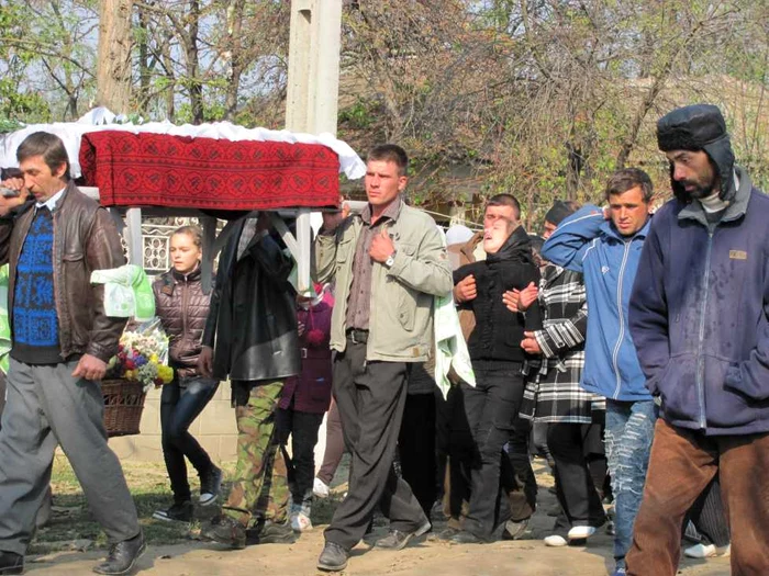 Mama fetiţei, Coca( în mijloc), sfâşiată de durere