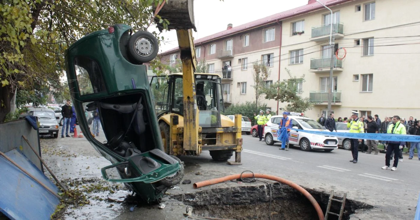 Maşina a fost scoasă cu un excavator din groapă. FOTO Ziarul de Iaşi