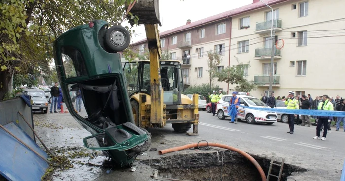 Maşina a fost scoasă cu un excavator din groapă. FOTO Ziarul de Iaşi