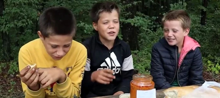Cei trei frați au mâncat pentru prima dată zacuscă / foto: captura video Adevarul
