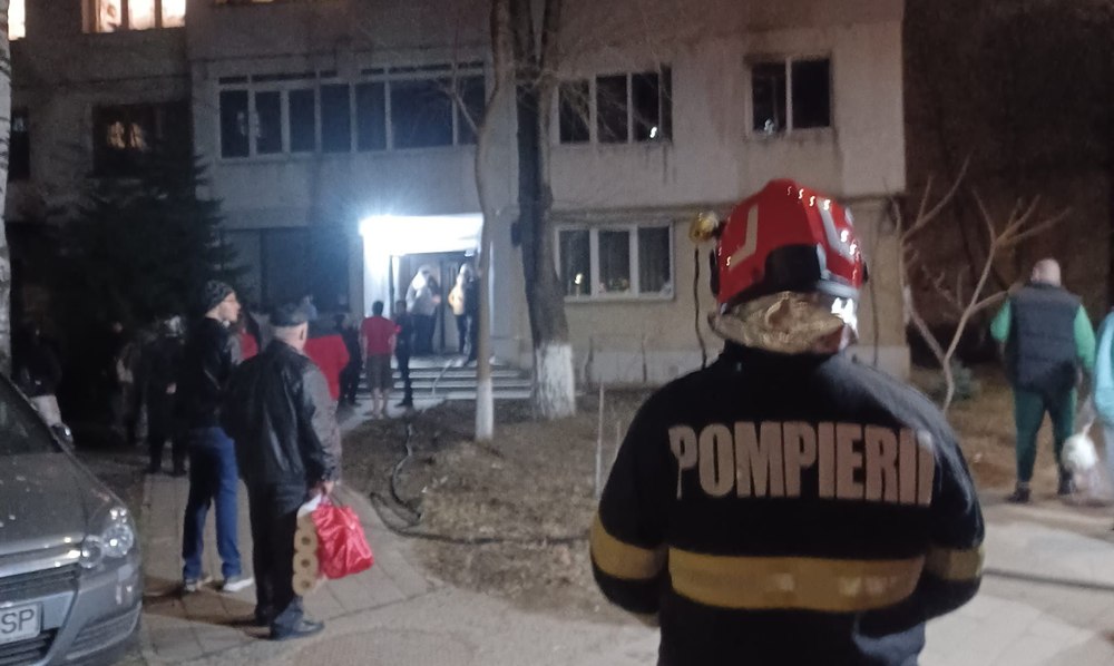 Zeci de locatari evacuaţi după un incendiu într-un apartament din Suceava. Proprietarul a fost găsit inconştient
